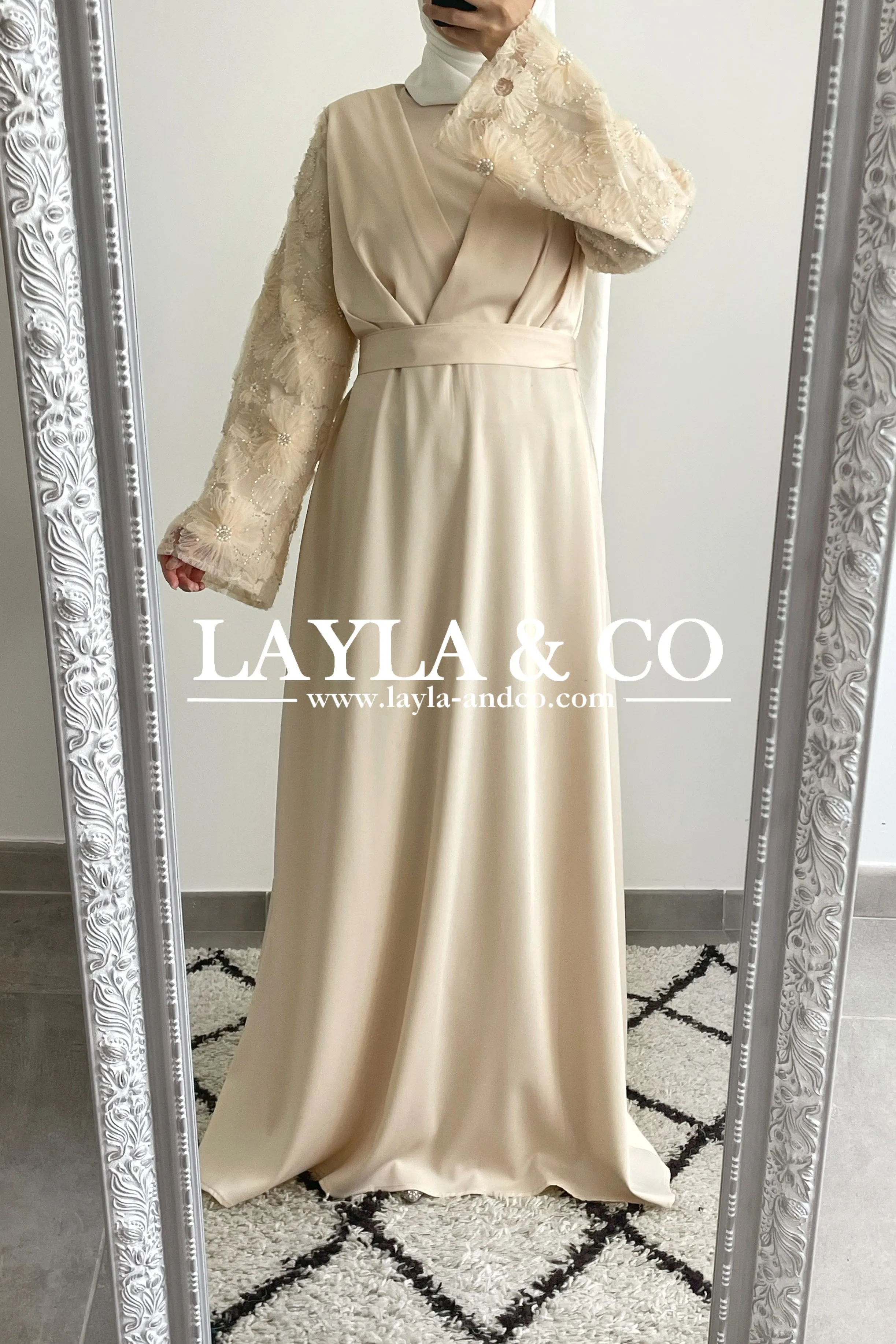 Robe satinée détail dentelle perles