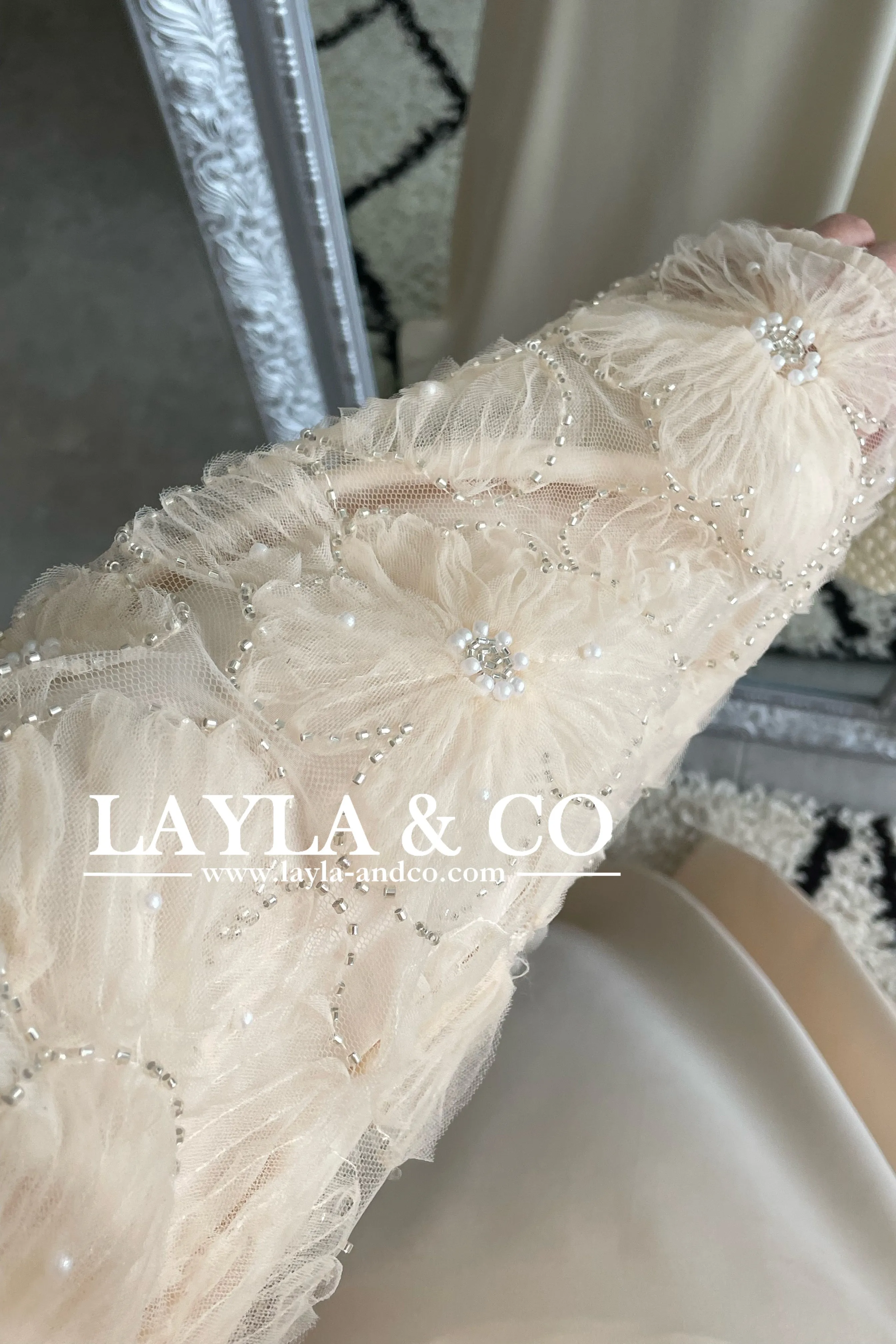 Robe satinée détail dentelle perles