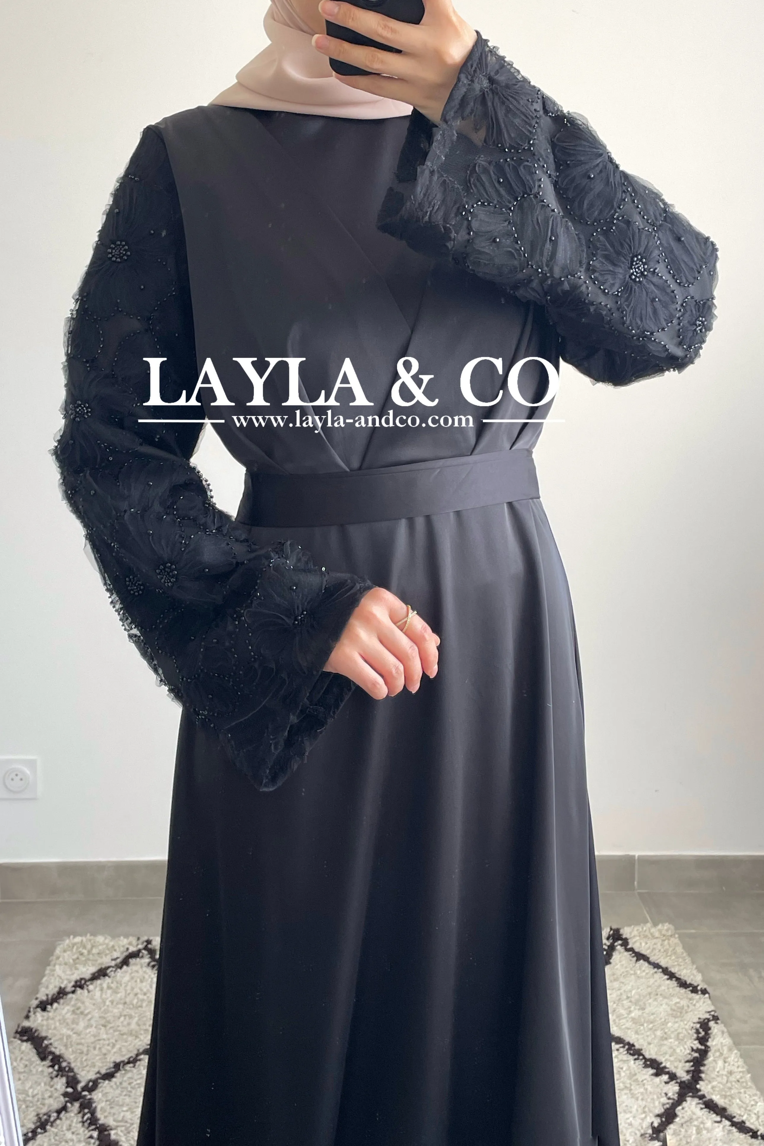 Robe satinée détail dentelle perles