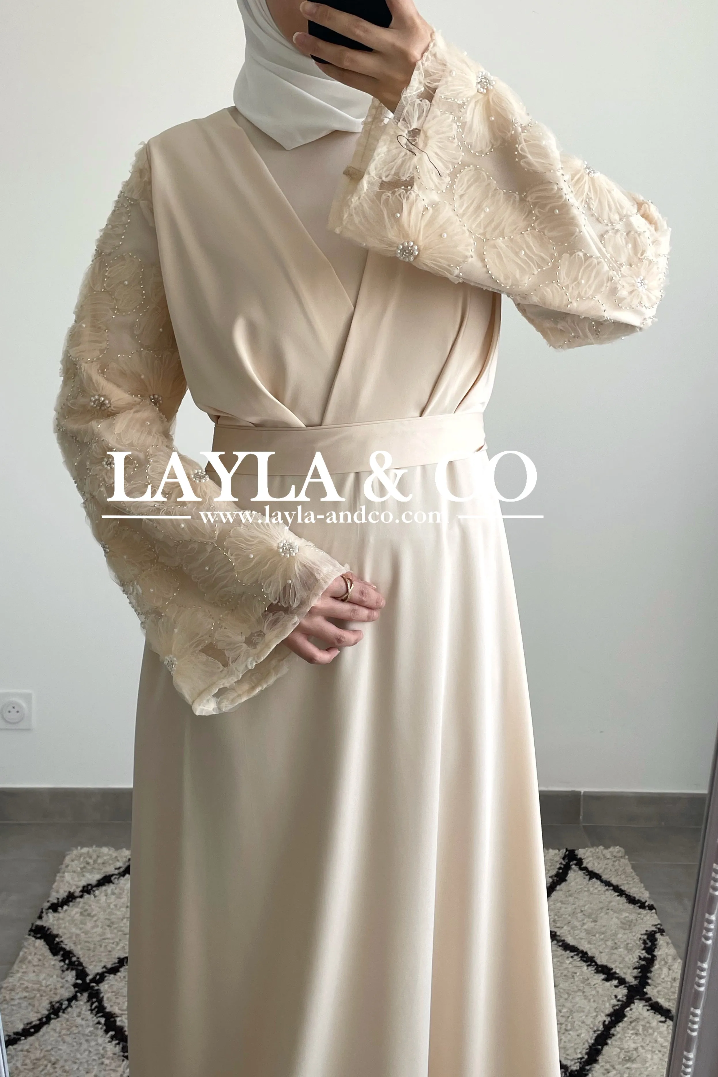 Robe satinée détail dentelle perles