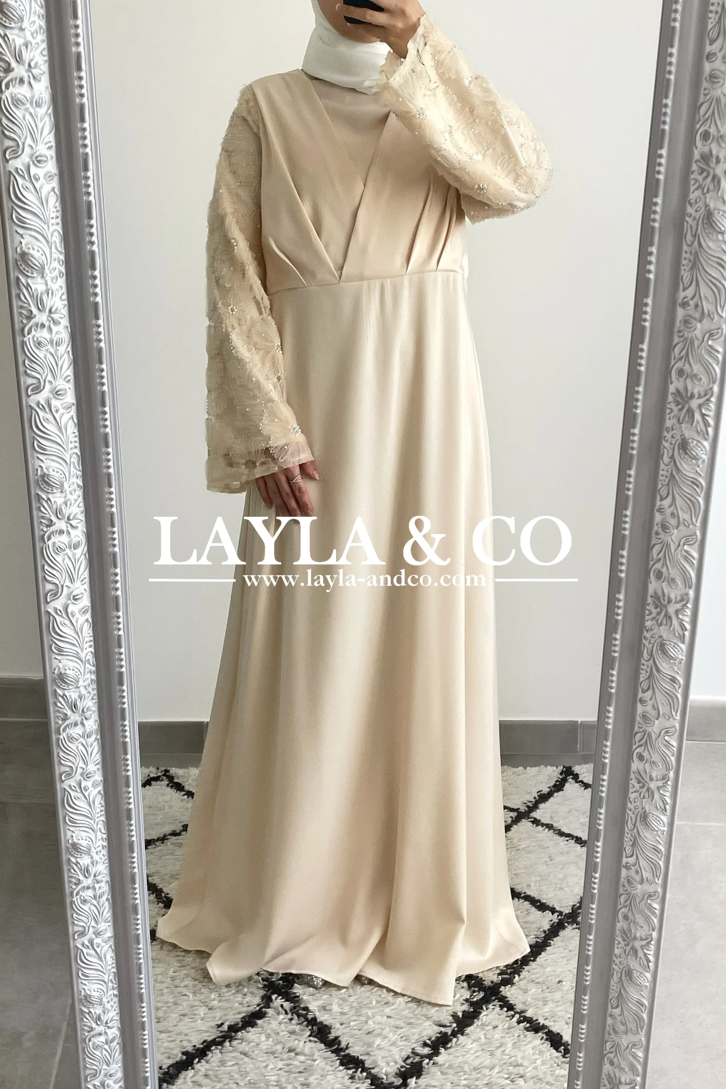 Robe satinée détail dentelle perles