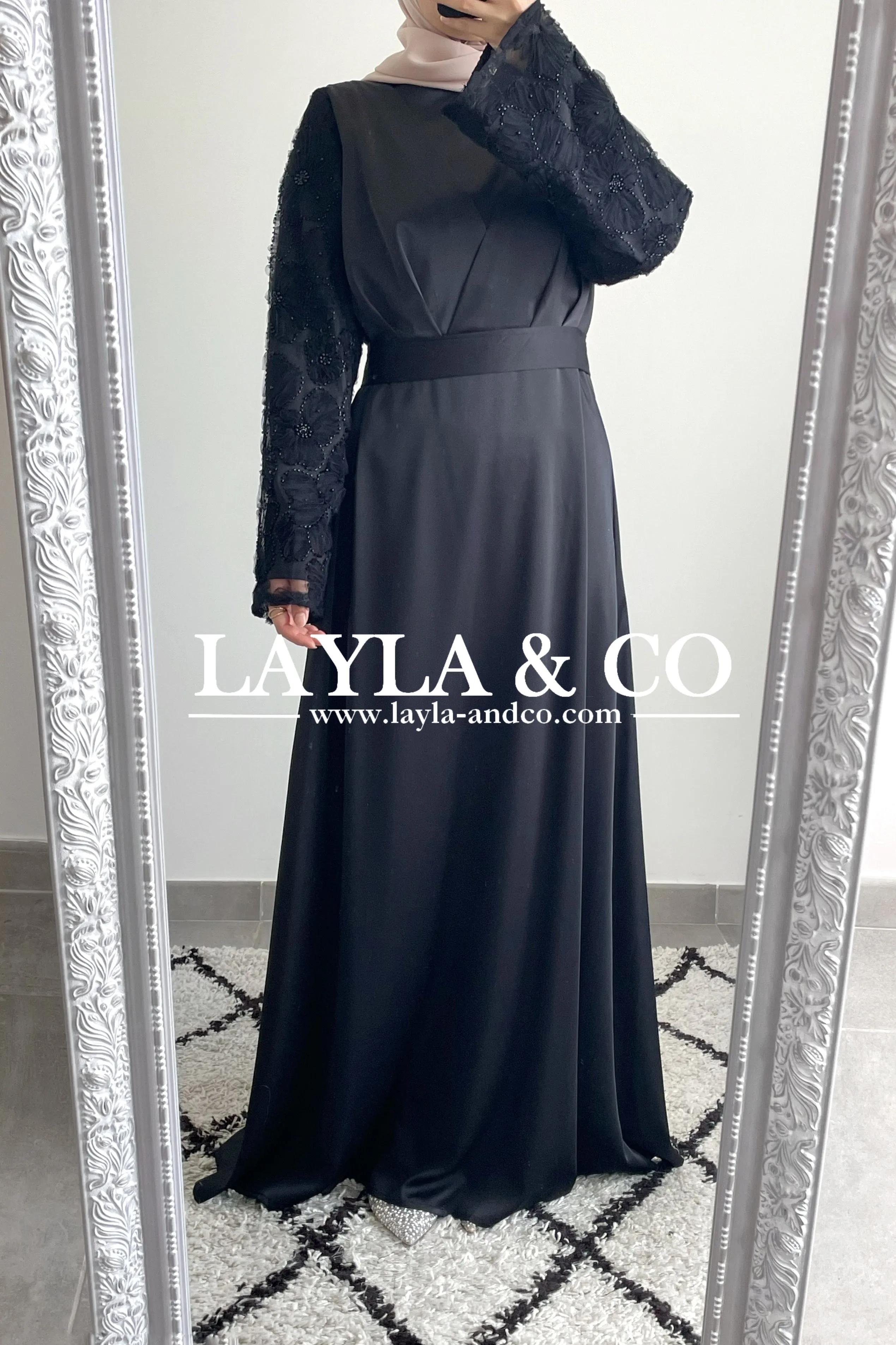 Robe satinée détail dentelle perles