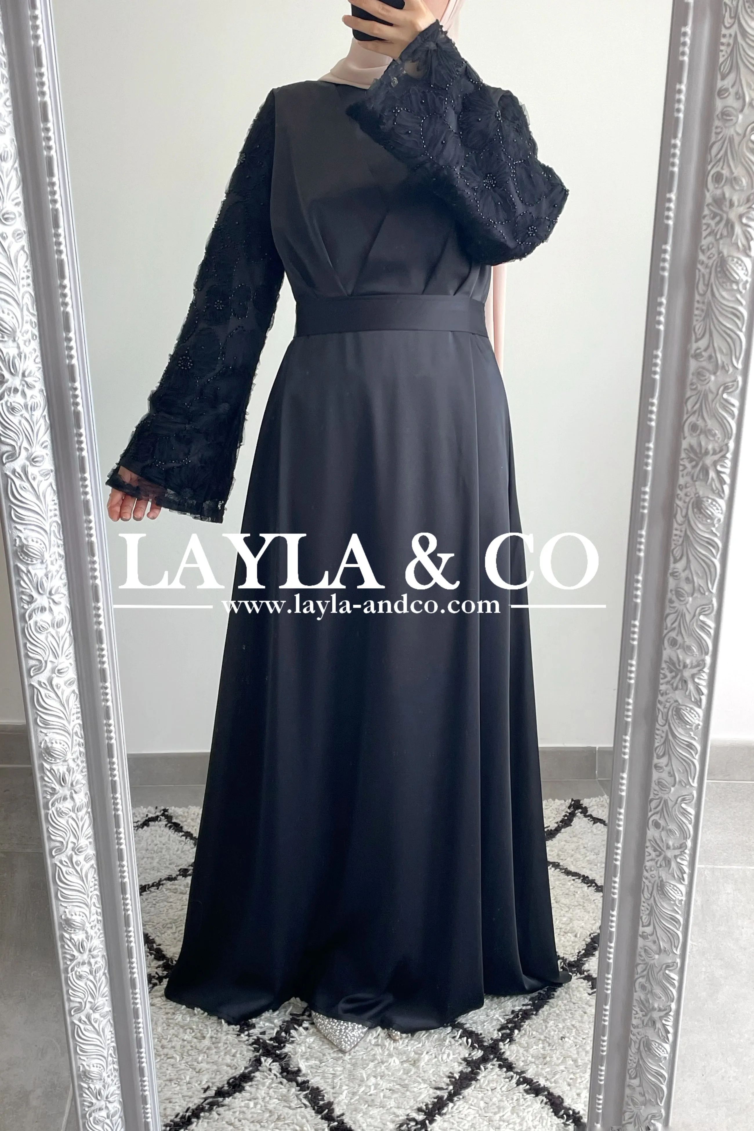 Robe satinée détail dentelle perles