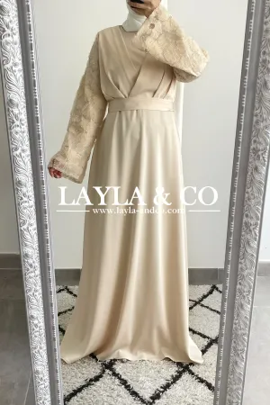 Robe satinée détail dentelle perles